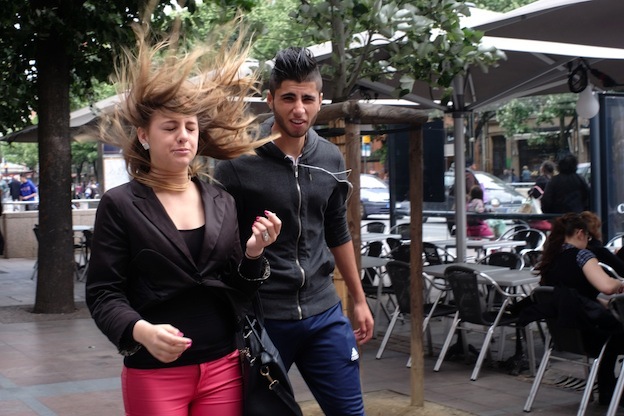 Malgosia Magrys. Street photography TOULOUSE_ Couple hair wind / Documentary photography