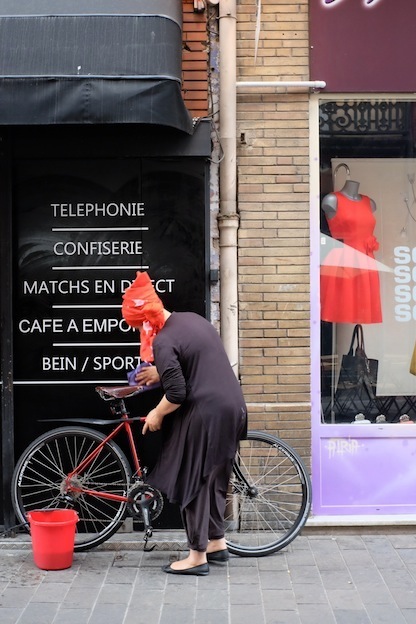 Malgosia Magrys. Street photography TOULOUSE_Téléphonie a / Documentary photography