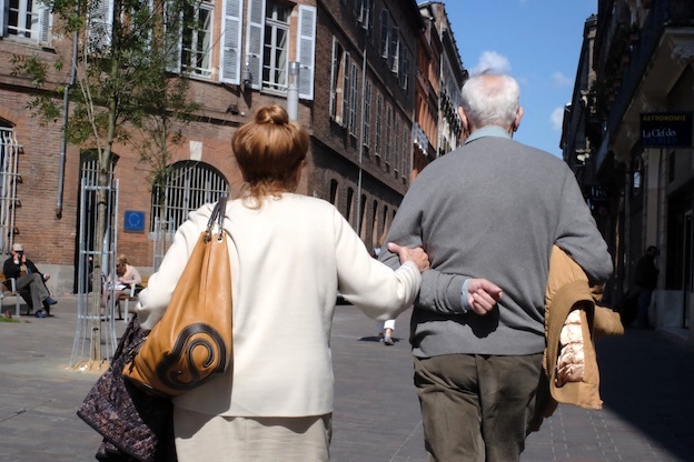 Malgosia Magrys. Street photography TOULOUSE_ Couple chignion / Documentary photography